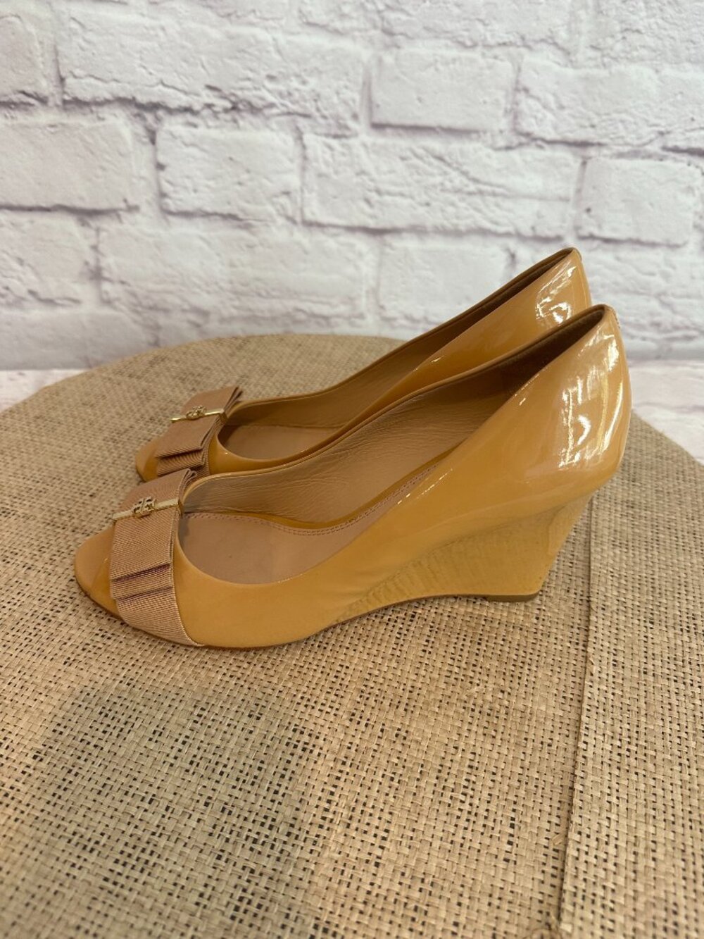 Tory Burch TRUDY gold yellow Patent Leather Wedge Pumps Bow size 9 - Picture 2 of 10